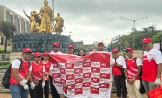 AMDC EMBA Students Drive Post-Visarjan Beach Clean-Up at Juhu